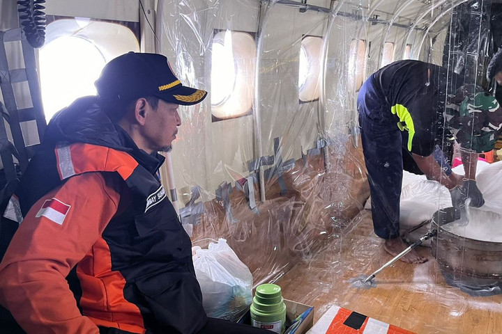 Proses penyemaian bahan kimia untuk modifikasi cuaca