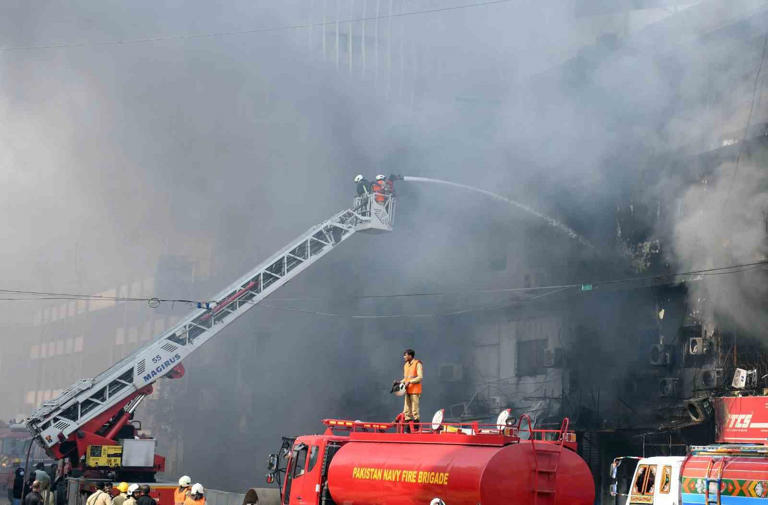 PAKİSTAN’DA DÜN BİR AVM'DE ÇIKAN YANGINDA ALEVLERDEN KAÇMAK İSTEYEN 2 KİŞİ, DENGELERİNİ KAYBEDEREK METRELERCE YÜKSEKTEN YERE ÇAKILDI. DEVAM EDEN YANGIN NEDENİYLE 58 KİŞİDEN HALA HABER ALINAMADIĞI BİLDİRİLDİ.