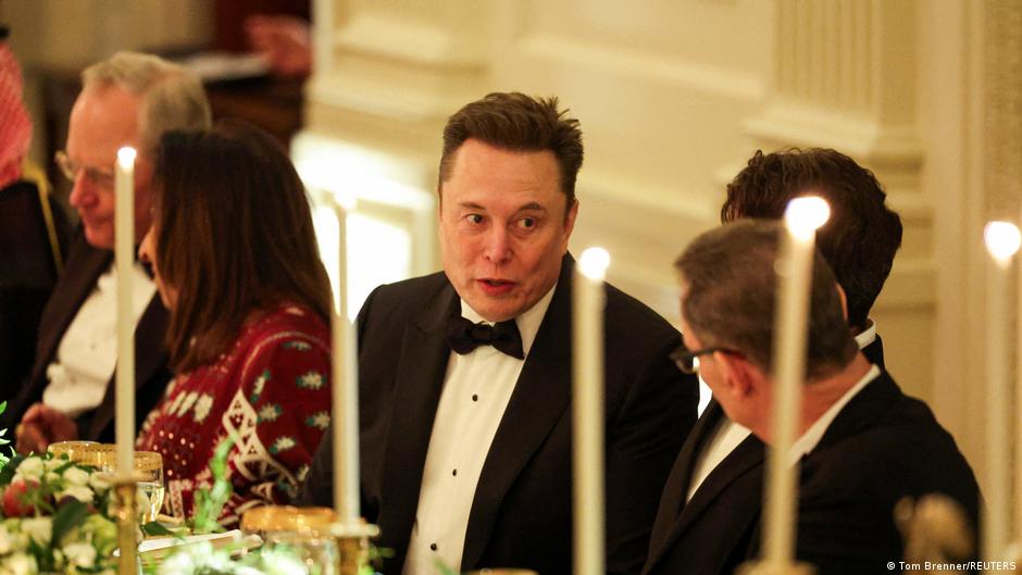 El hombre más rico del mundo, Elon Musk, gana en cuatro segundos lo que una persona promedio gana en un año, según Oxfam. Calculó que Musk tendría que regalar más de 4.500 dólares cada segundo para que su fortuna comenzara a disminuir. (Archivo 18.11.2025)