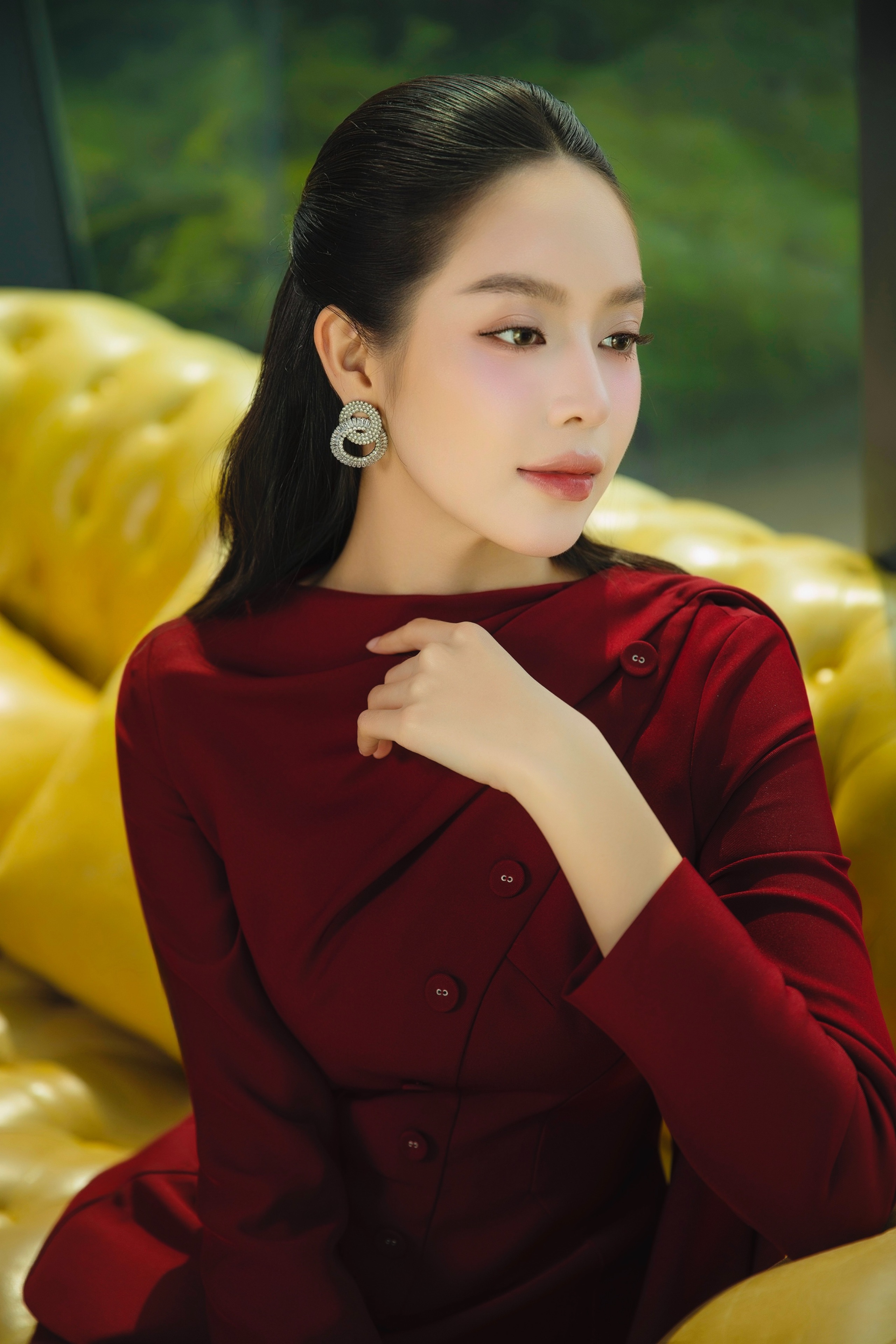 Hoa hậu Thanh Thủy diện thiết kế mới của Lê Thanh Hòa, gợi không khí Tết 2026