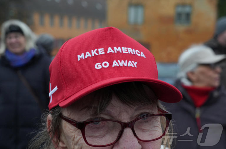 デンマーク首都コペンハーゲンでアメリカのグリーンランド併合に反対するデモ者が 17日 