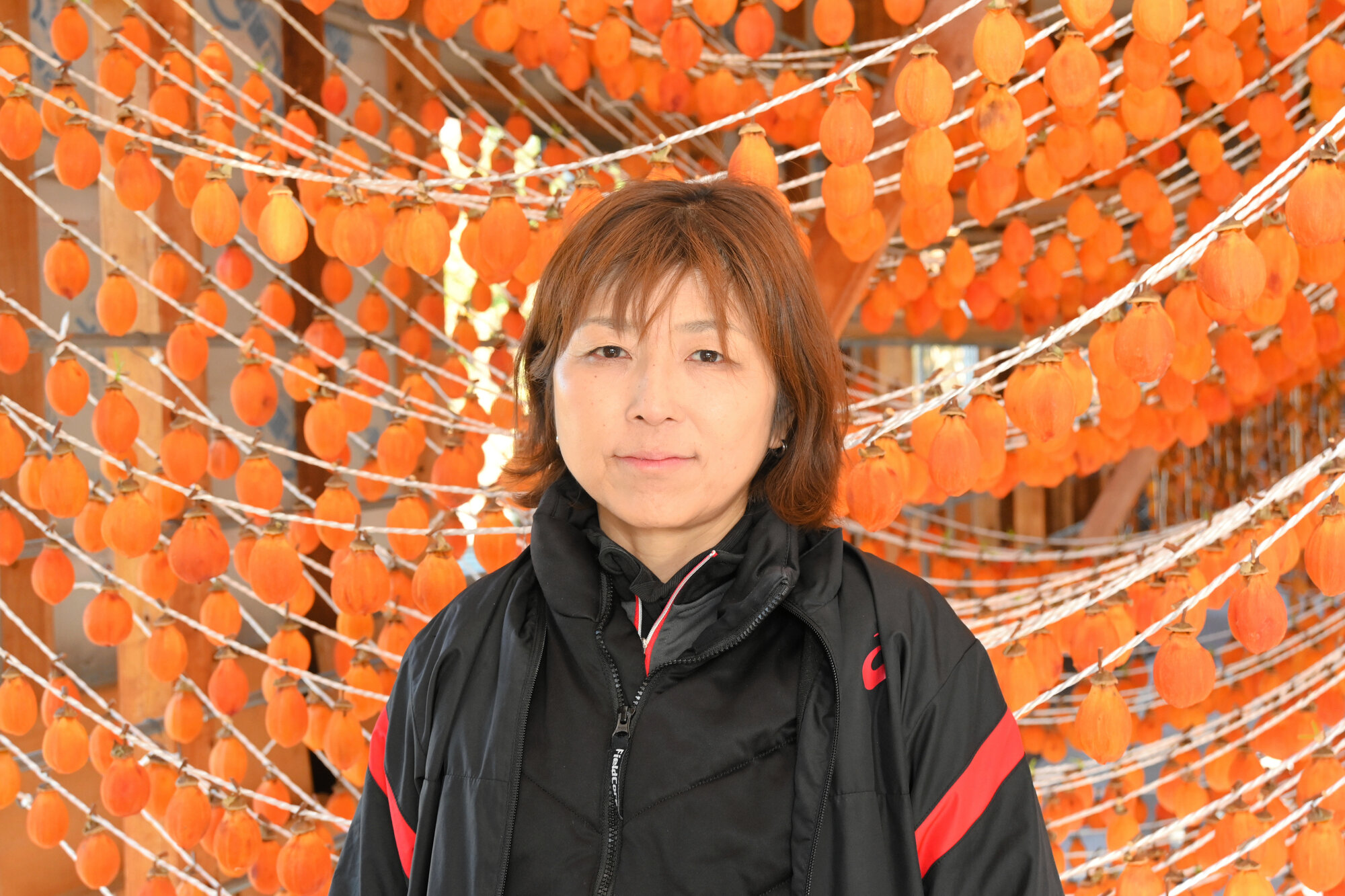 「最上干柿（さいじょうほしがき）」を生産する土井農園の山部美由紀さん=2025年12月5日午後3時6分、岡山県矢掛町、北村浩貴撮影
