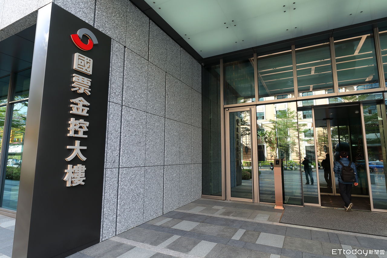 公公併再升溫! 財部揭3原則 王世堅砲轟國票金副董該廢