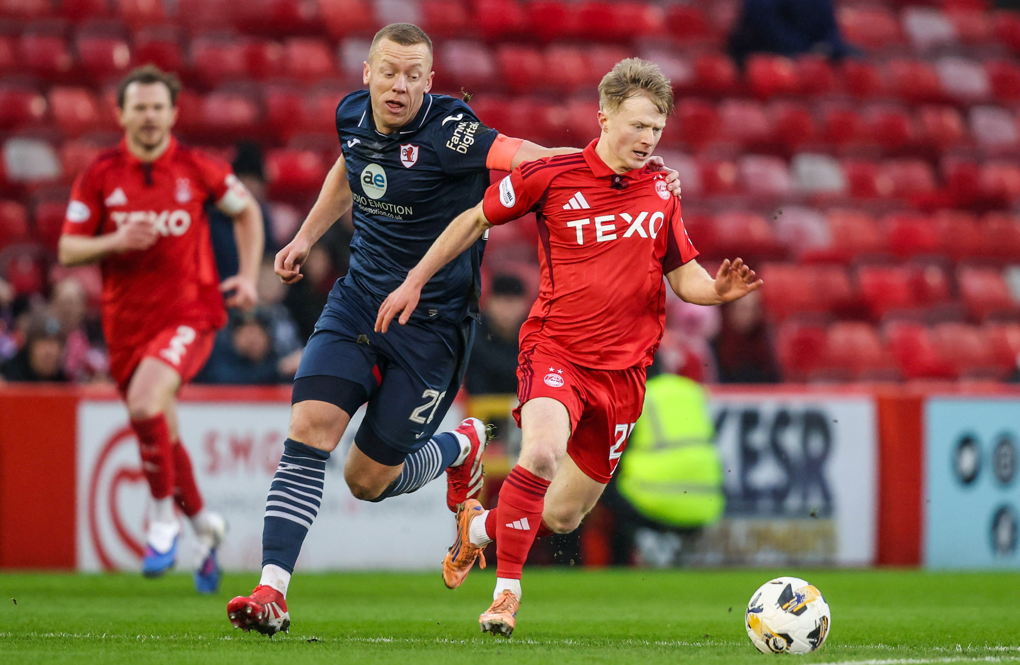 Rangers agree fee, Celtic star 'not leaving', 6ft 6in striker joins ...