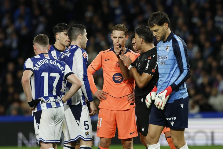 Tiền vệ Frenkie de Jong: 'Trọng tài nhìn tôi như thể ông ta ở đẳng cấp khác'