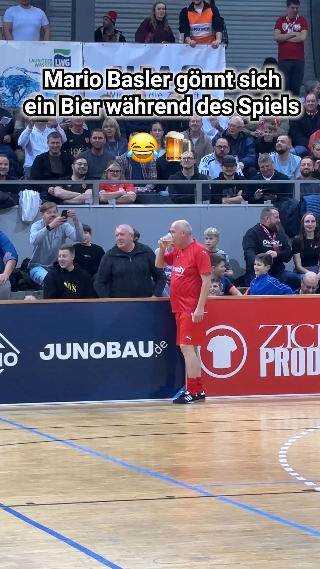 Mario Basler trinkt Bier von Fans