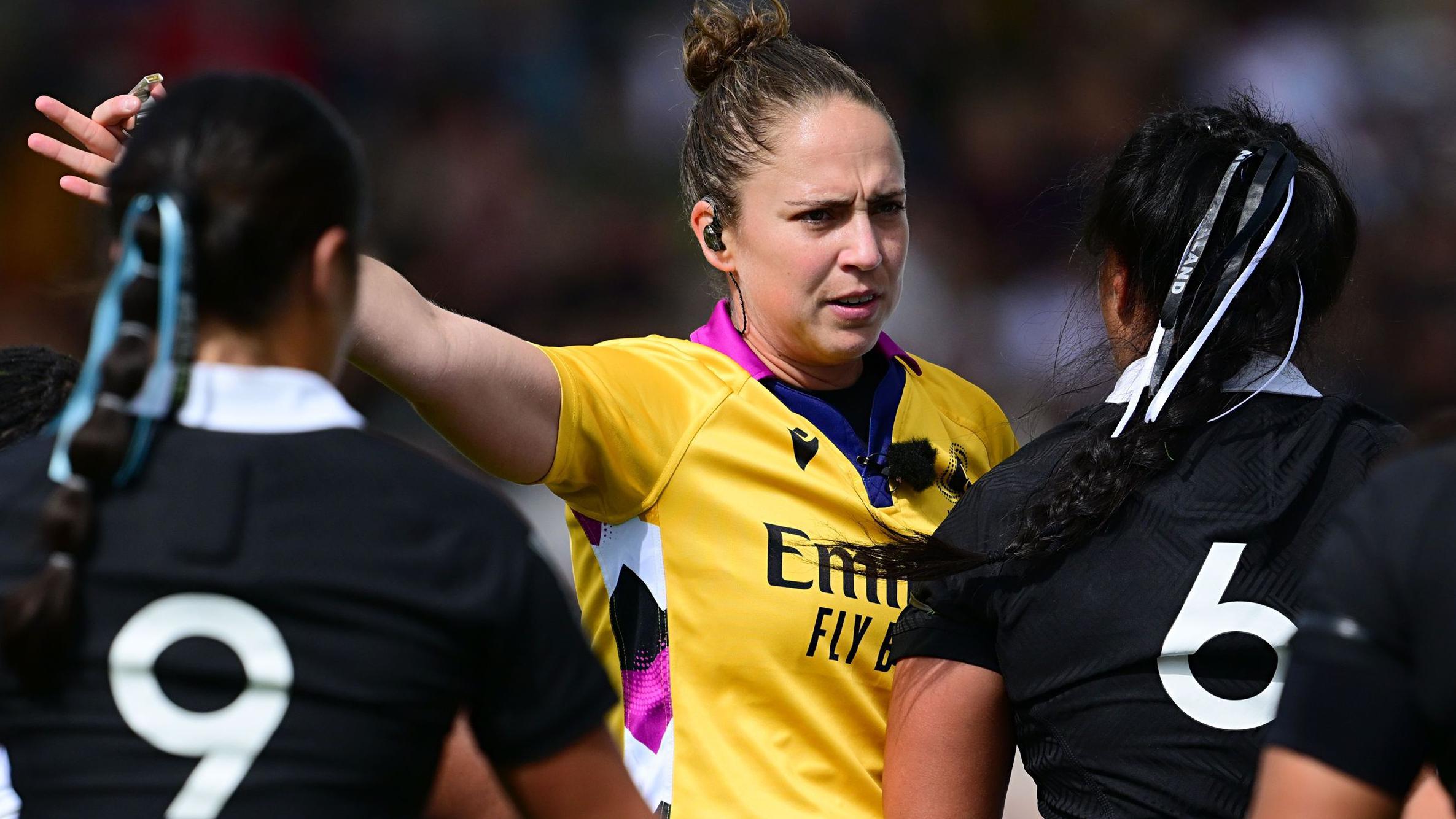 Pioneering ref Cox to retire from international rugby