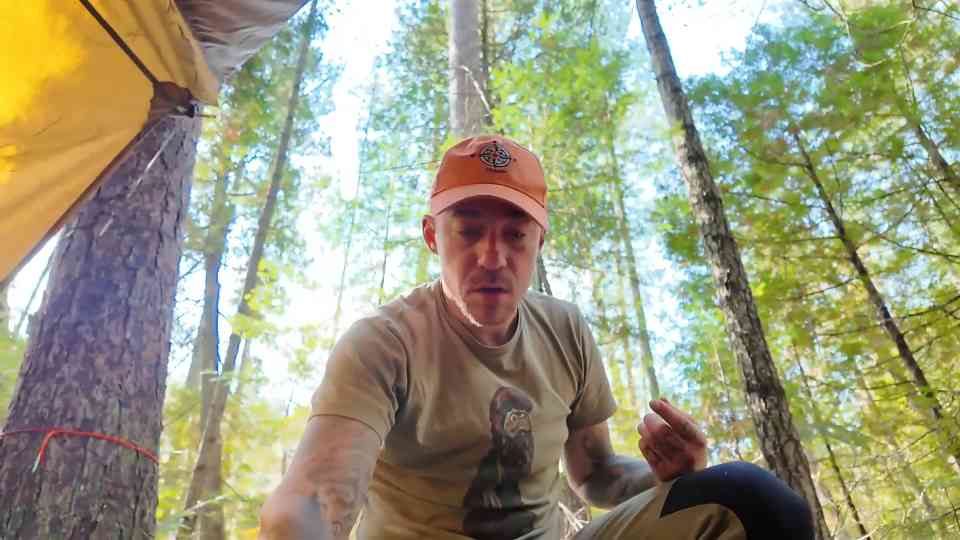 The one-handed wood split that demands precision