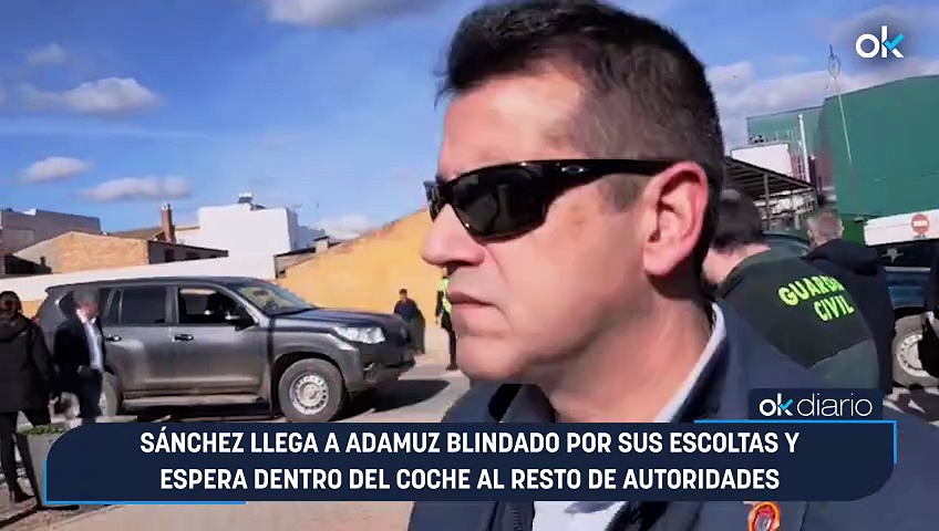 Sánchez llega a Adamuz blindado por sus escoltas y espera dentro del ...
