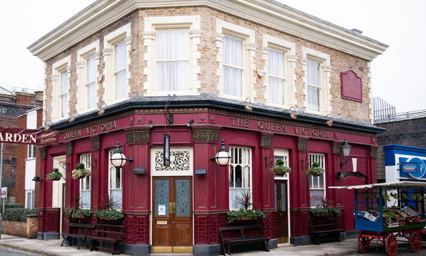 Soap fans gasp 'blows my mind!' at EastEnders and Emmerdale crossover