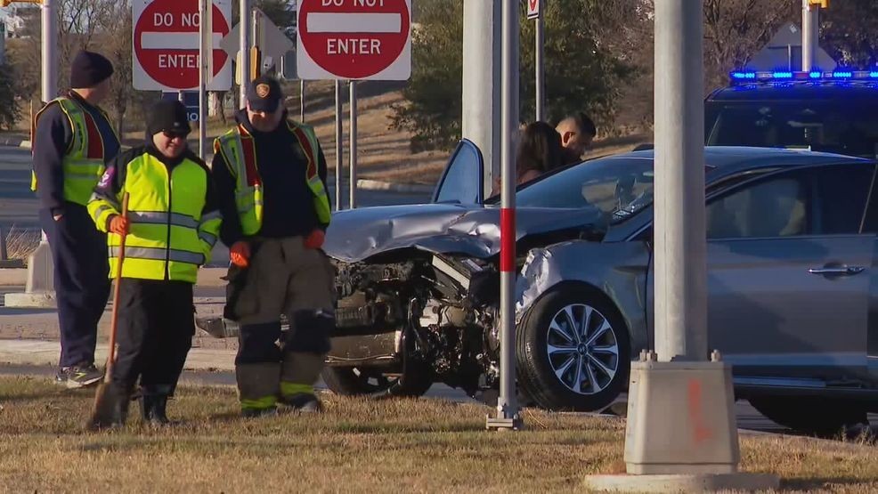Two San Antonio police officers hospitalized after driver crashes into ...