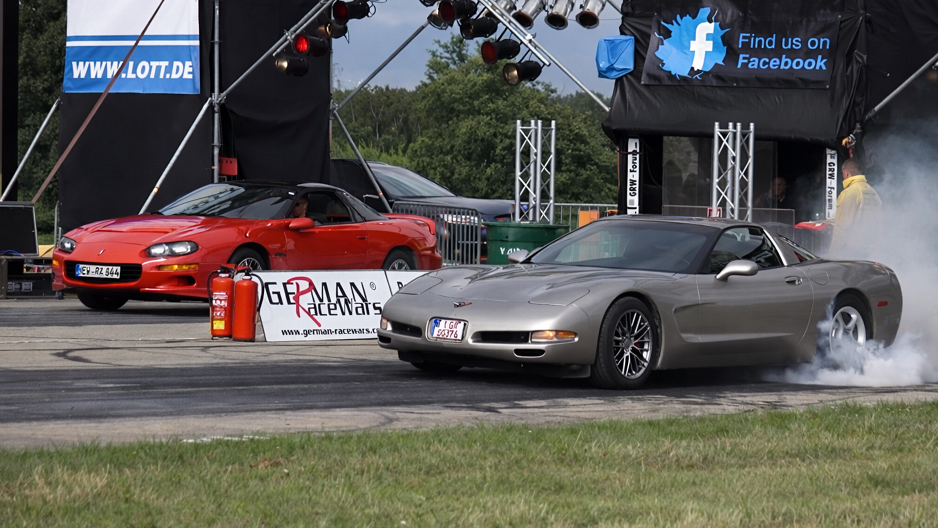 Camaro Z28 challenges Corvette in burnout race