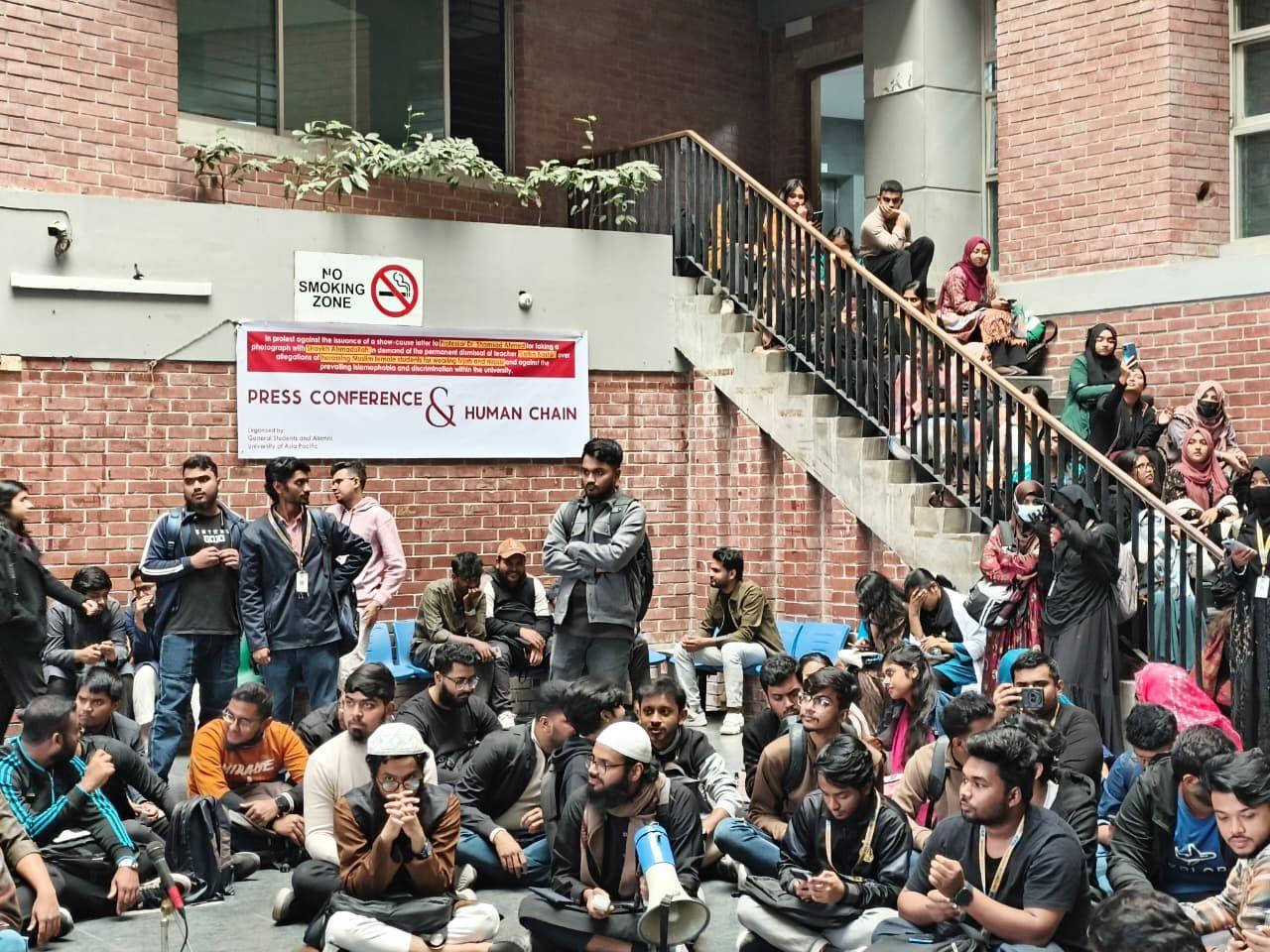 ধর্ম অবমাননার অভিযোগে বিশ্ববিদ্যালয় শিক্ষককে বহিষ্কার, কী ঘটেছিল?