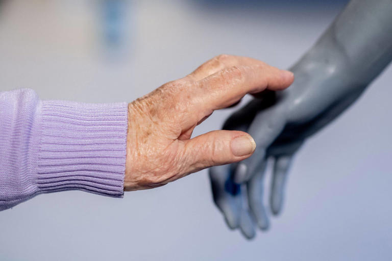 Fitness mit „Ameca“ – Können Roboter in der Pflege helfen?