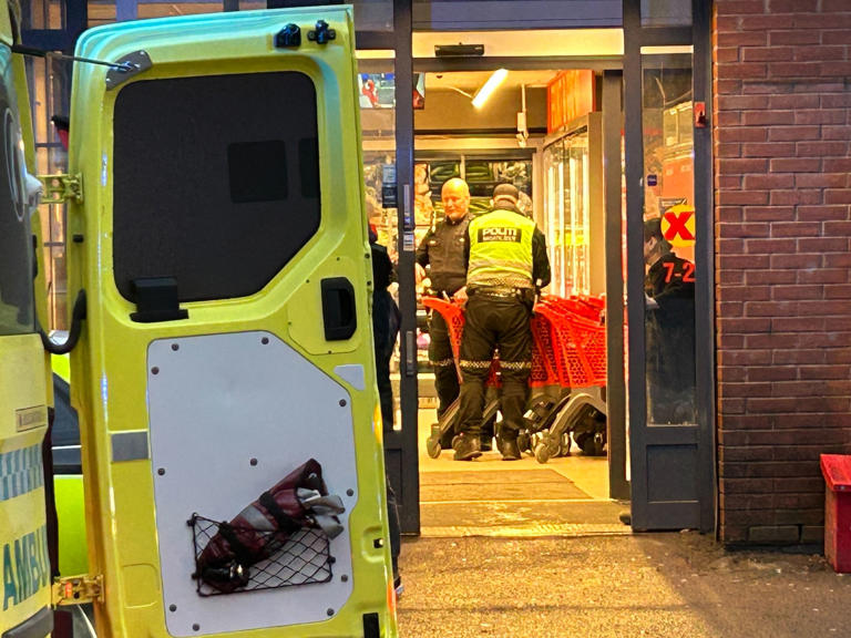 En person er kjørt til sykehus etter en voldshendelsen. Foto: Jonas Been Henriksen / NTB