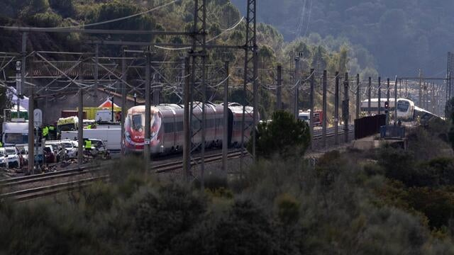 Latest details on deadly high-speed train crash in Spain<br>