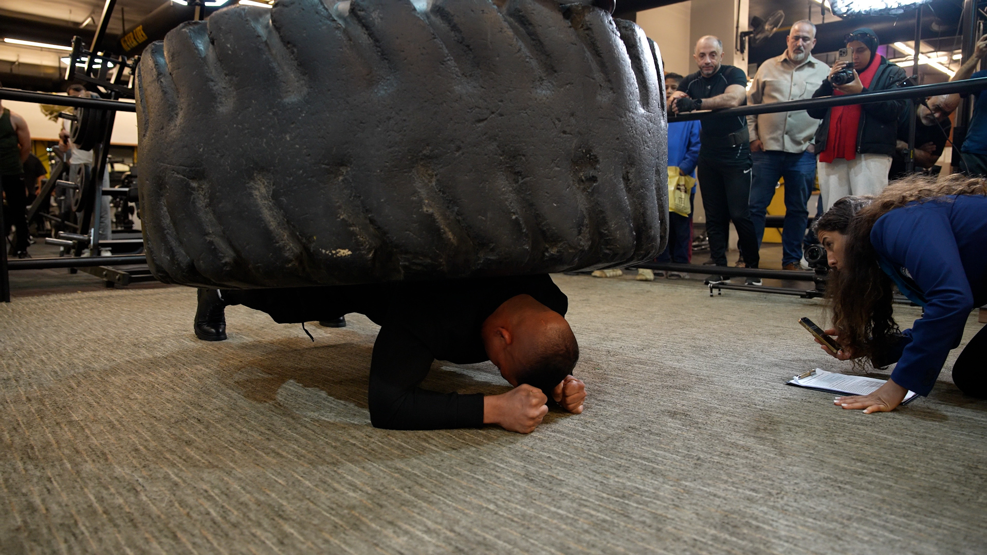 Najcięższa deska brzuszna z obciążeniem (mężczyźni) - 185,05 kg (407,96 ...