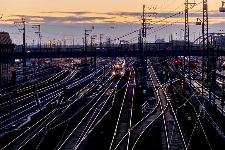 Key EU transport network projects set to miss 2030 targets, EU auditors say