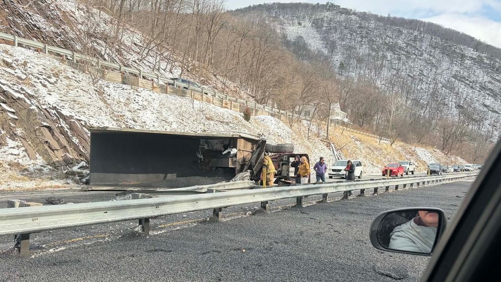 Dump truck rollover crash causes delays in Mifflin County