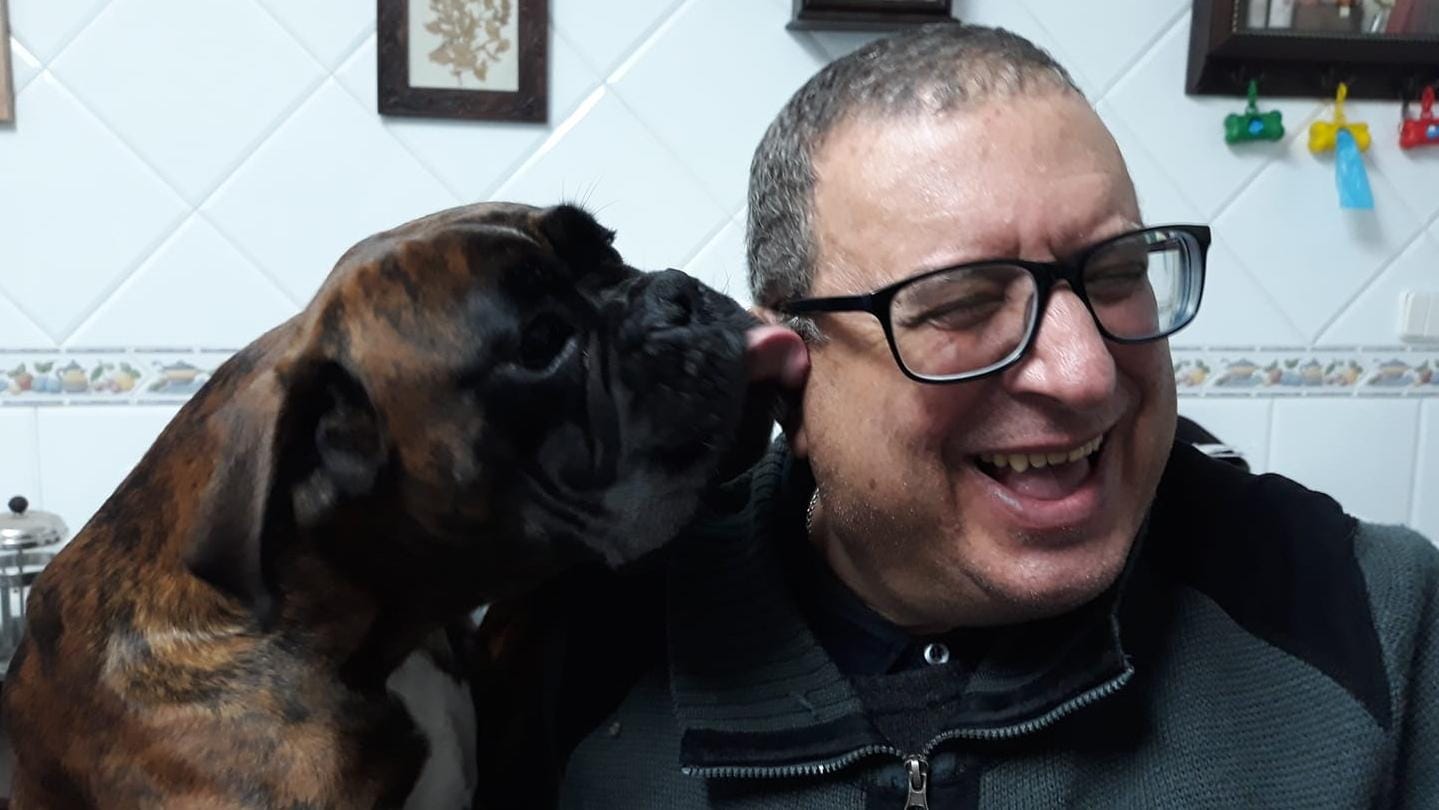 Lembra-se de Cândido Mota? Após anos afastado, locutor surge em cadeira de  rodas