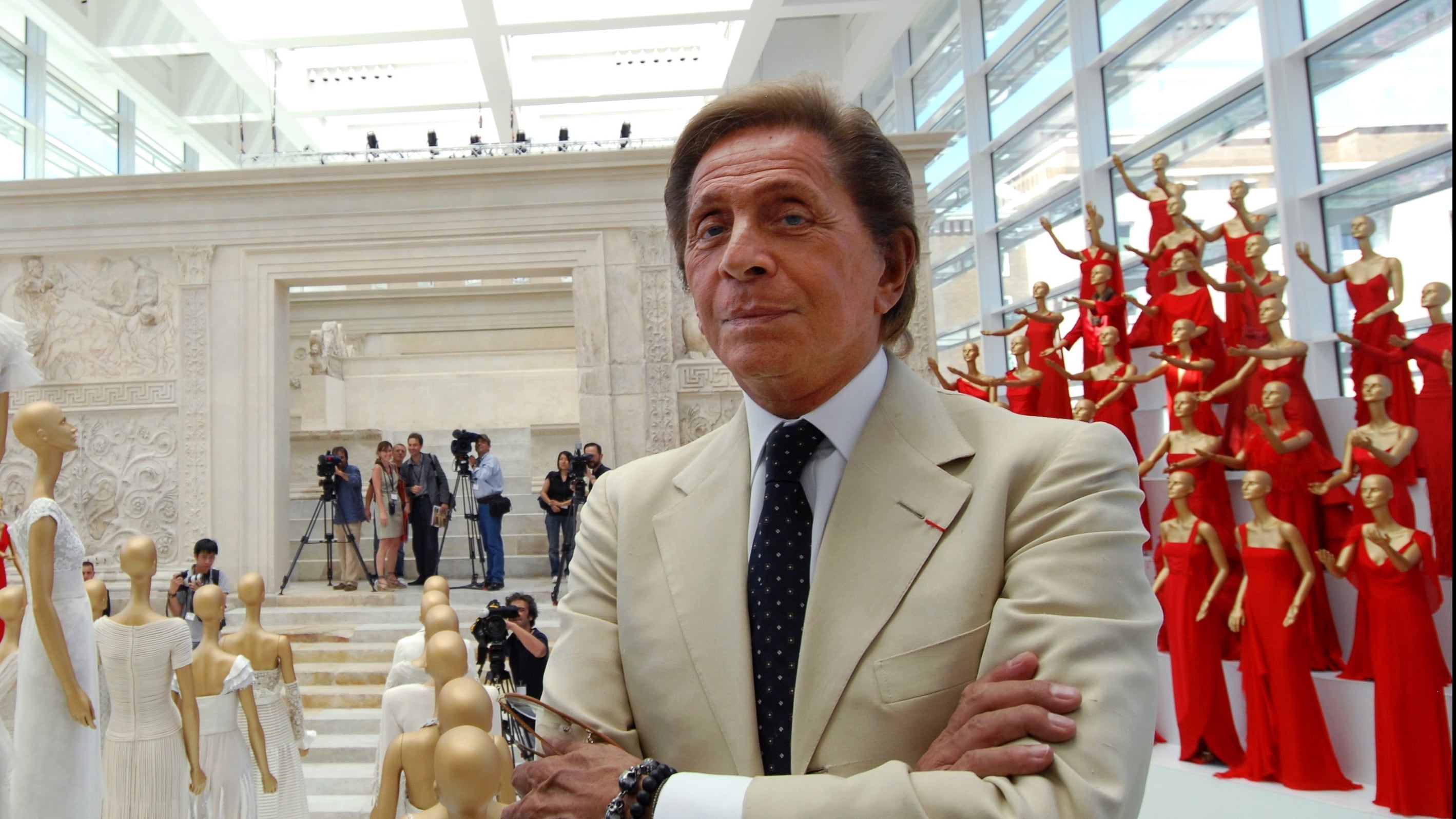 Fashion designer Valentino mourned as he dies at 93
