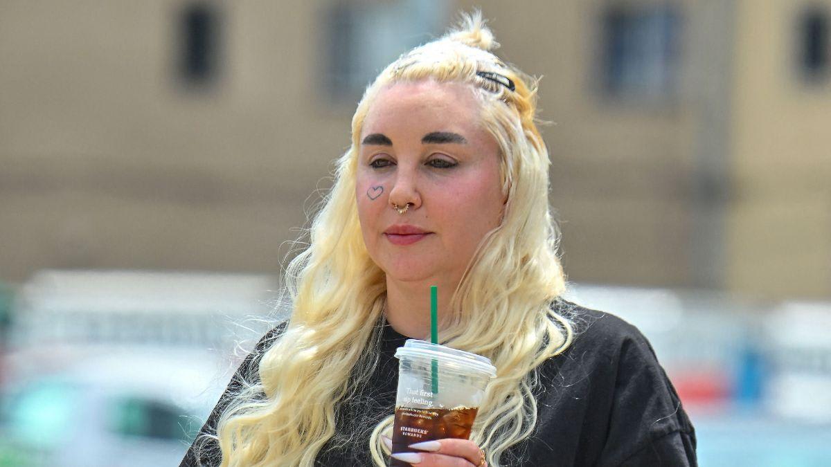 Recluse child star Amanda Bynes holds up $100 bills as she reveals new ...