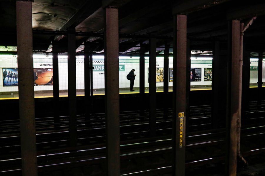 Man pushed onto Brooklyn subway tracks, suspect wanted: NYPD<br>