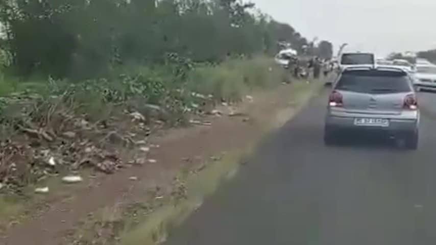 Scontro scuolabus-camion in Sudafrica, morti 13 bambini: il video sul ...