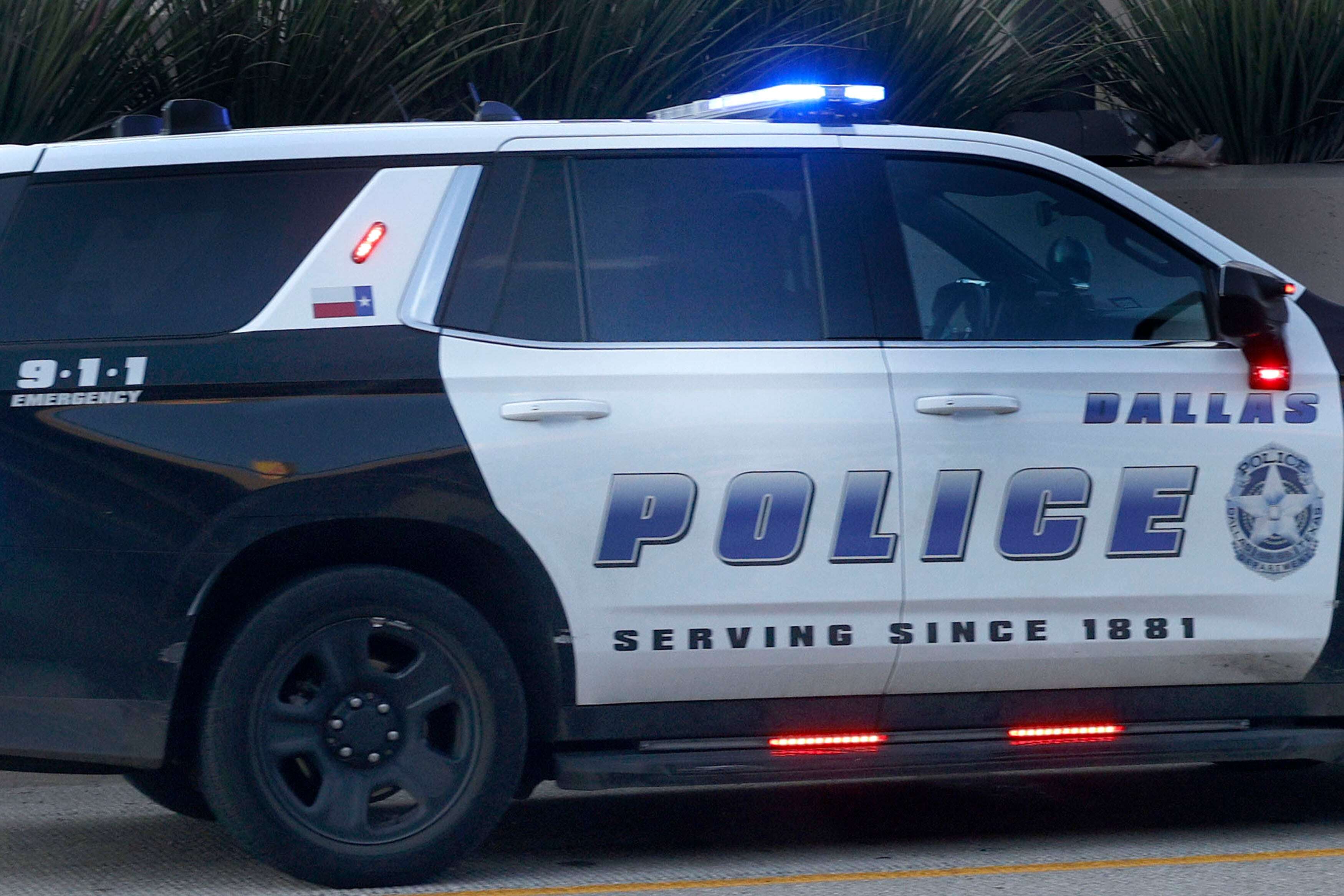 5 arrested after assaulting officers during crash investigation, Dallas police say<br><br>