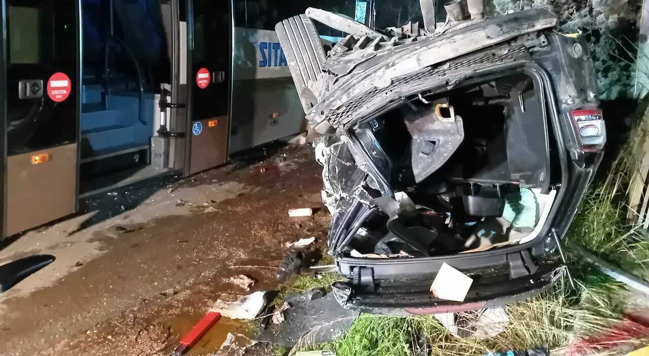 Schianto tra due auto e un bus, terribile incidente: morti due ragazzi