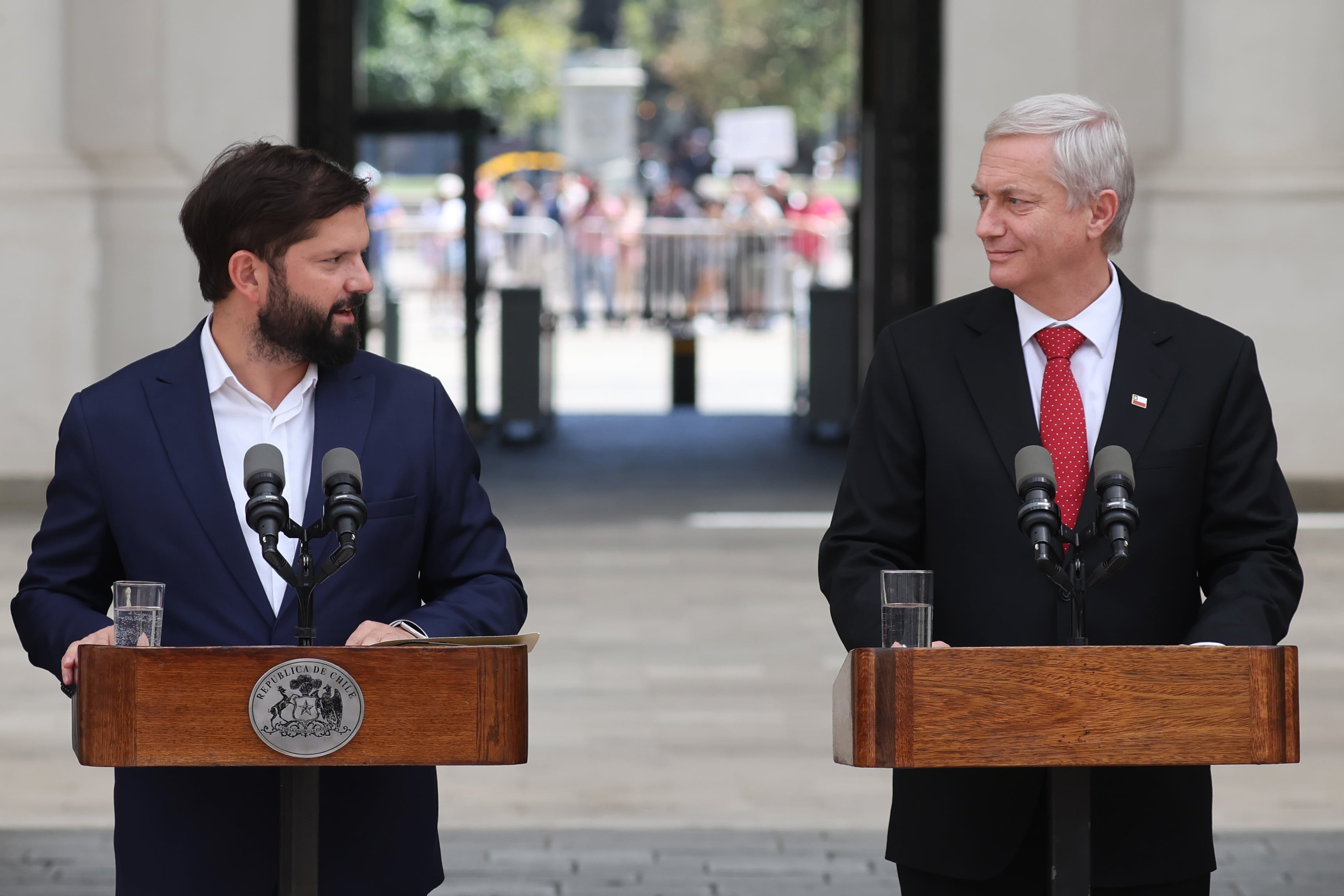 Baja natalidad en Chile: las propuestas de Boric y Kast para frenar ...
