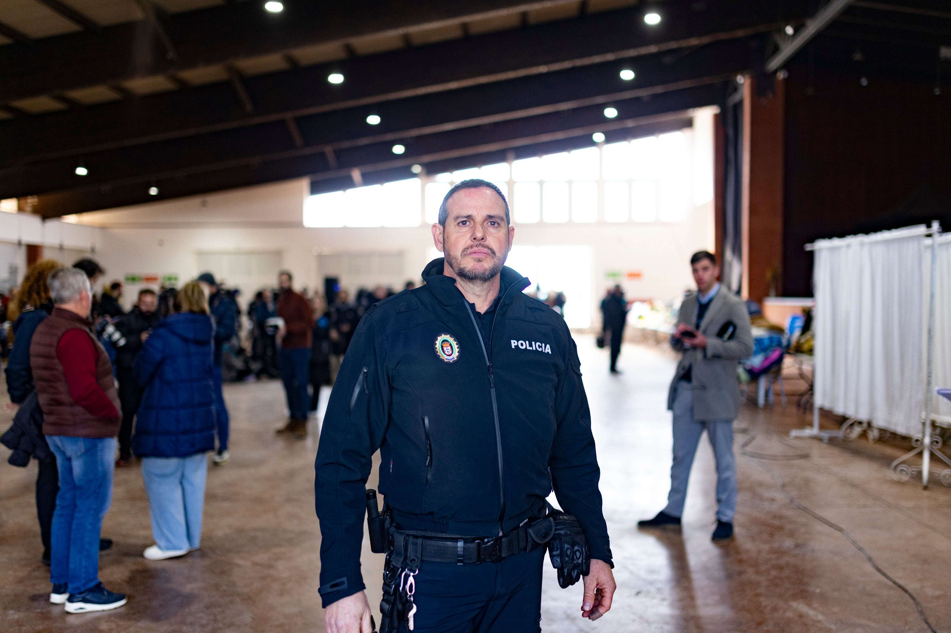 Antonio Ruiz, jefe de la Policía Local de Adamuz, este lunes en la caseta municipal, tras el rescate de las víctimas.