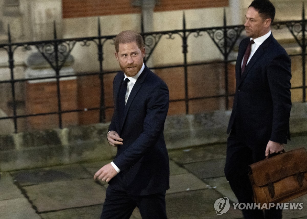 해리왕자, 英대중지 소송 출석…