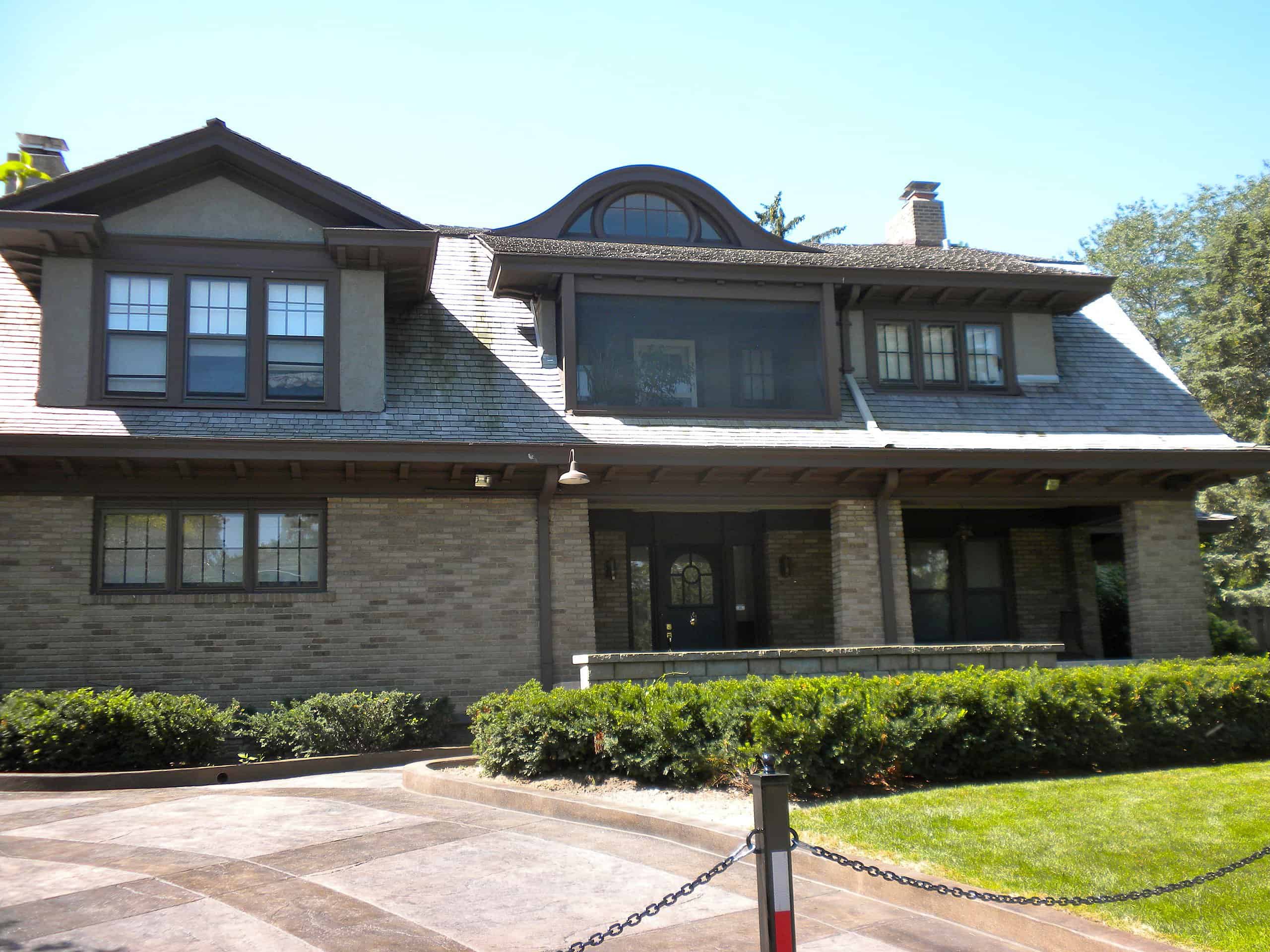 15 super wealthy people who live in modest homes