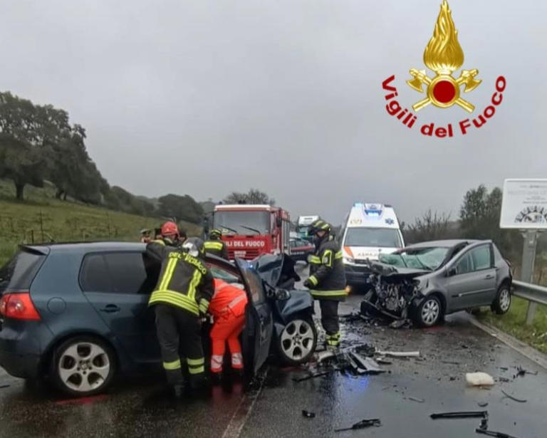 Schianto frontale sulla statale 129 nel Nuorese, un morto e tre feriti