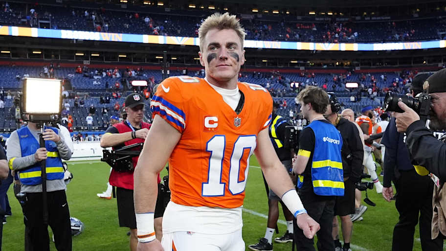 Sad photo of Bo Nix sitting in a hallway with Broncos teammates loved by NFL fans<br><br>