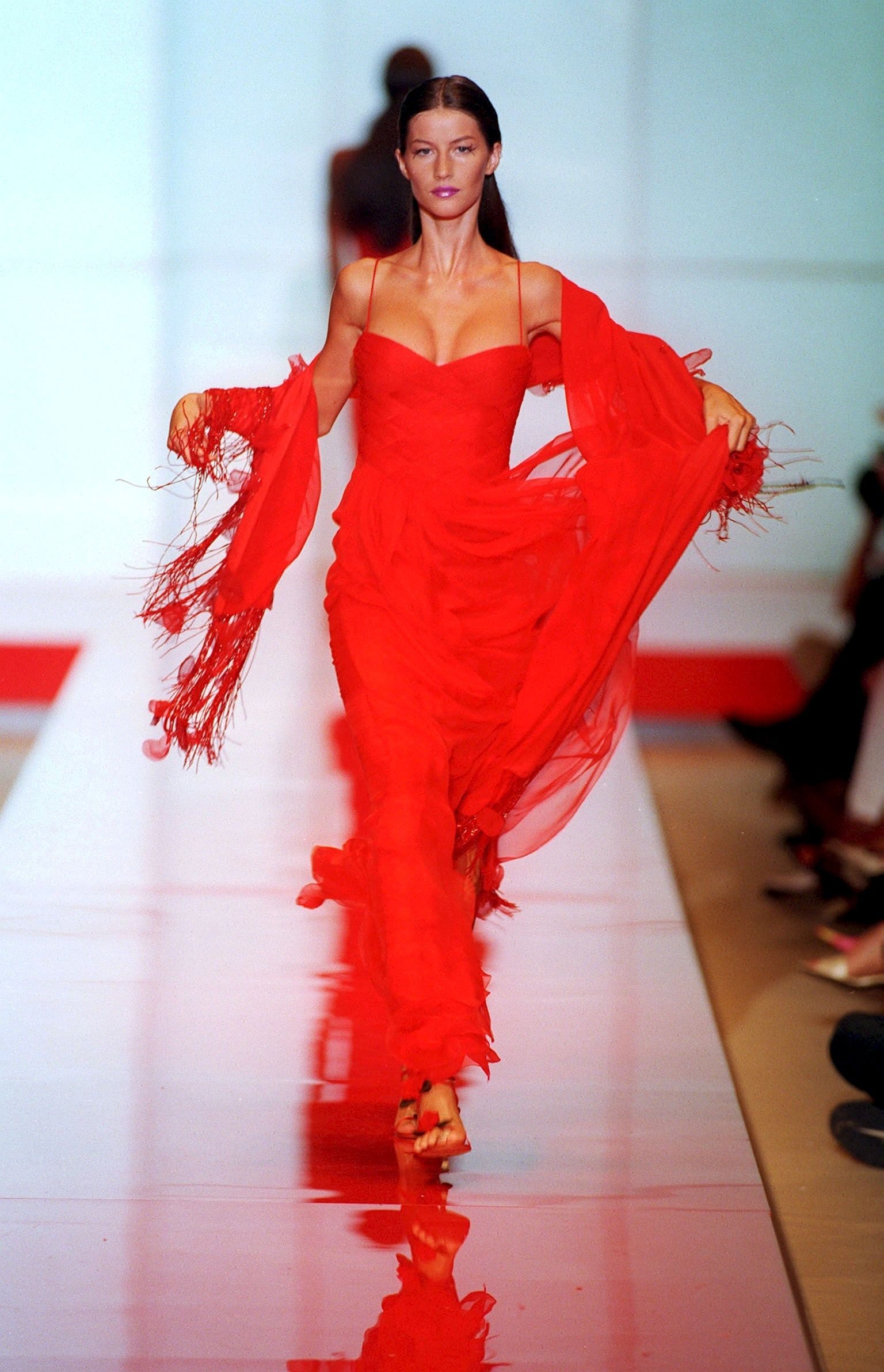 Les plus belles robes rouges signées Valentino pour rendre hommage au ...