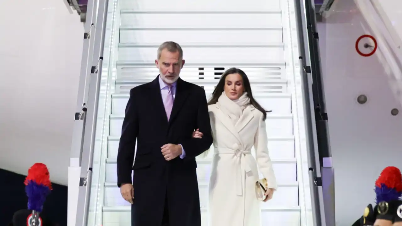 La reina Letizia y el rey Felipe regresan a España: así es el avión en ...