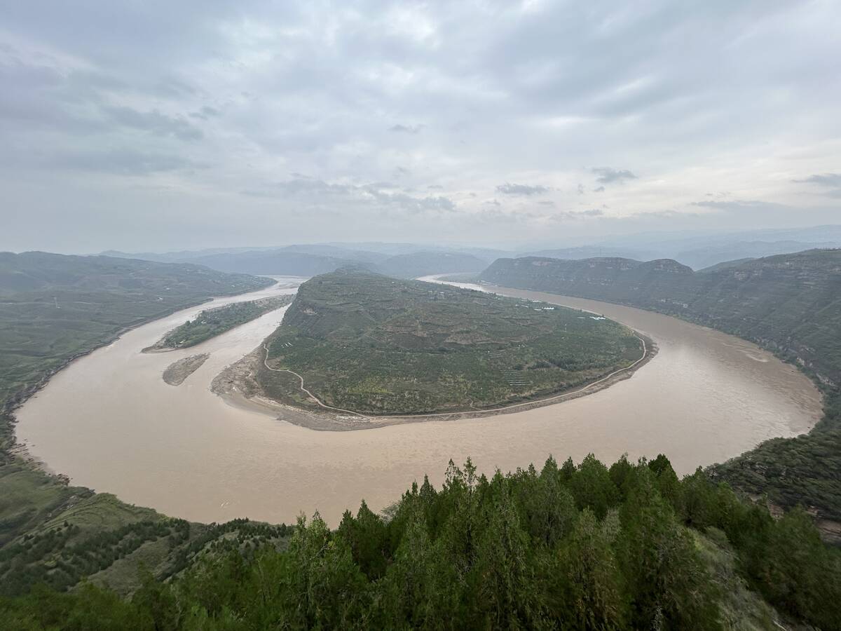 Rivers that change course and rewrite maps