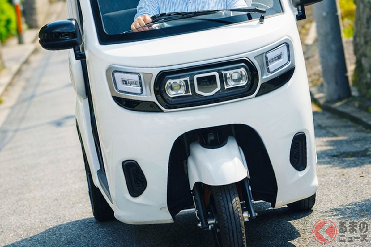 新車69万円! 新型「3人乗りトライク」発表! 100kmあたり約150円で走れる! コスパ最高で車検&車庫証明ありません!  誰でも普通免許で運転できる新「ビベルトライク」がスゴイ!