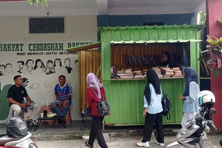 Perpustakaan 24 Jam di Sudut Kos Mahasiswa Ambon