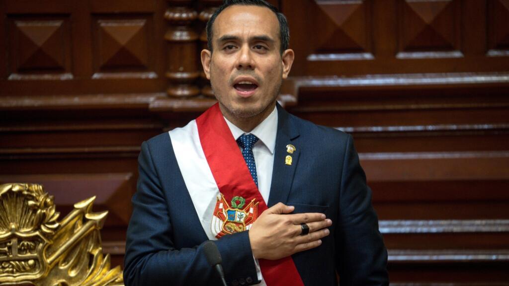Imagen de archivo de José Jerí, que lo muestra cantando el himno nacional al ser juramentado como presidente interino de Perú. Lima, 10 de octubre de 2025.