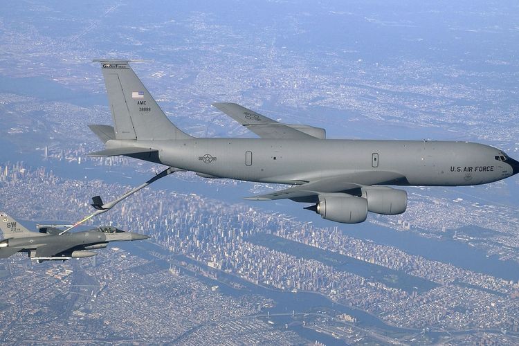 Jet tempur F-16 Fighting Falcon dari Skuadron Ke-77 yang bermarkas di Pangkalan Shaw, South Carolina, mengisi bahan bakar dalam misi NORAD Operation Noble Eagle di atas New York City, Amerika Serikat, 24 September 2003.