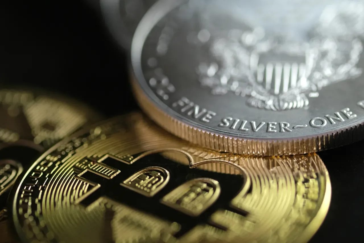 Silver outperforms Bitcoin amid trade tensions – fueling fresh market divide