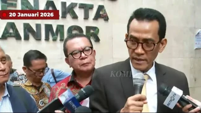 Kuasa hukum Roy Suryo Cs, Refly Harun saat memberikan keterangan di Polda Metro Jaya, Selasa (20/1/2026). Pihak Roy Suryo cs menghadirkan tiga ahli untuk memberikan keterangan meringankan terkait kasus tudingan ijazah Jokowi palsu di Polda Metro Jaya pada Selasa (20/1/2026).