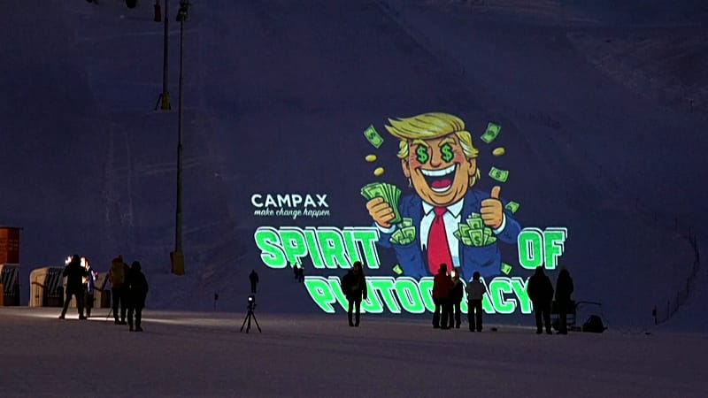 Des militants projettent une image satirique de Trump à Davos