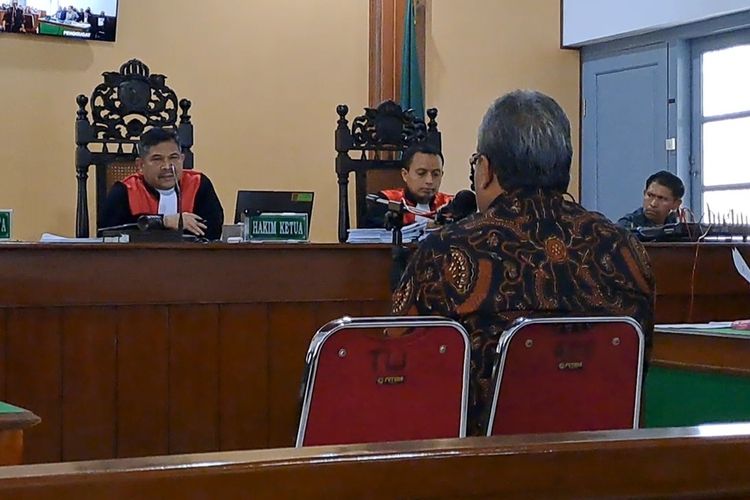 Dosen Fakultas Teknik Universitas Gadjah Mada (UGM), Bagas Pujilaksono Widyakanigara, menjadi saksi penggugat dalam perkara gugatan ijazah Presiden ke-7 Republik Indonesia, Joko Widodo (Jokowi), melalui mekanisme citizen lawsuit yang digelar di Pengadilan Negeri (PN) Surakarta, Selasa (20/1/2026).