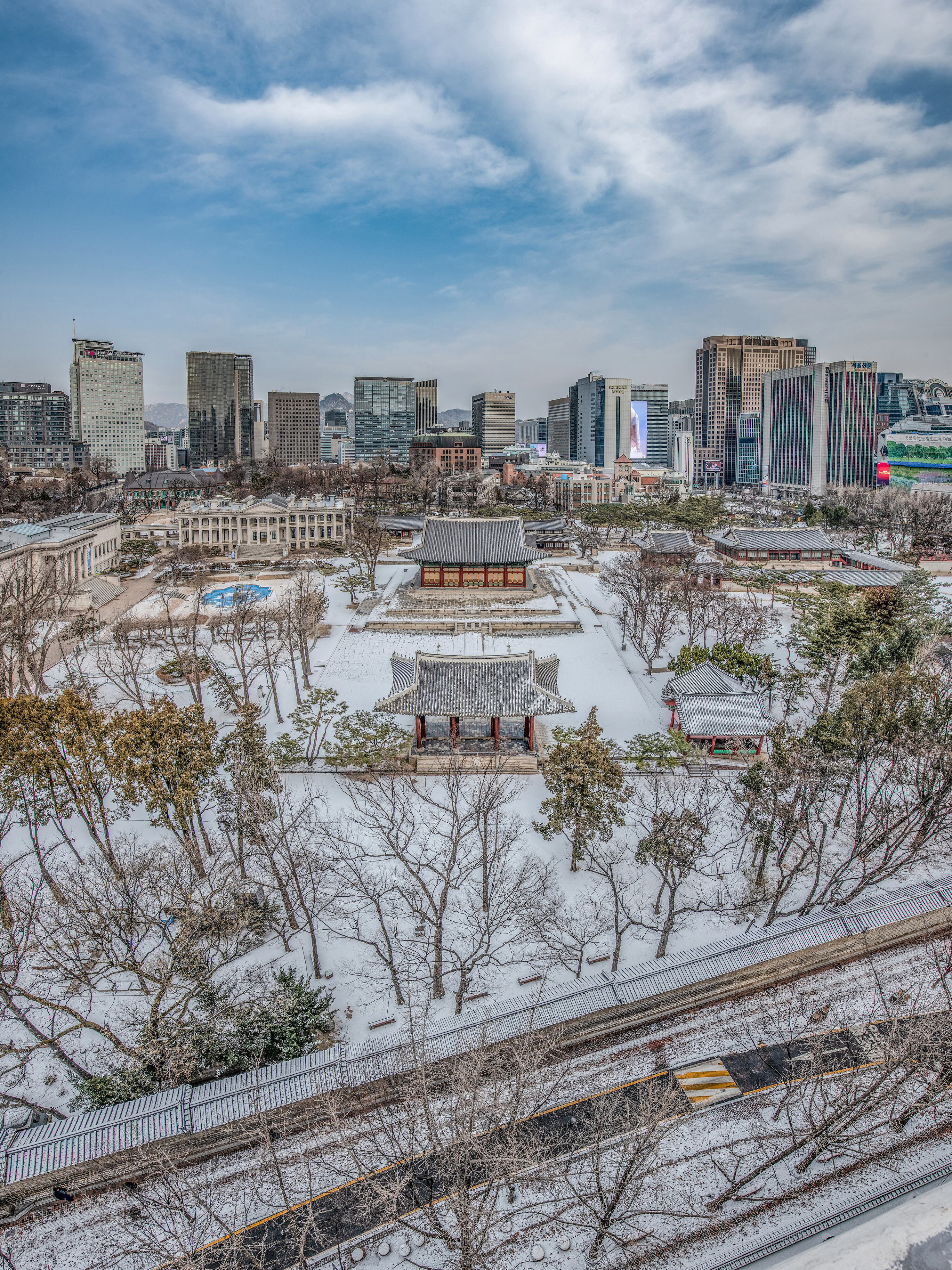 Winter snowfall decreases as snowless regions expand northward