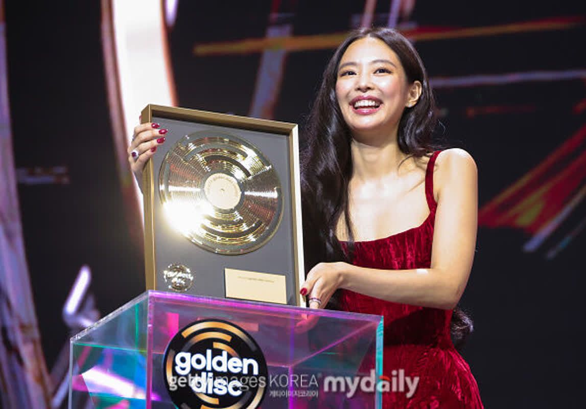 世界3,000部限定! BLACKPINK・ジェニー、30代突入を記念し写真集＆展示