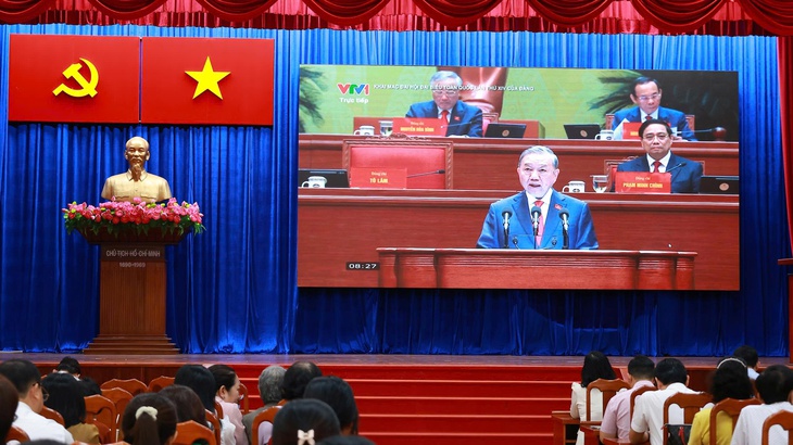 Người dân TP.HCM gửi gắm kỳ vọng qua lễ khai mạc Đại hội XIV của Đảng